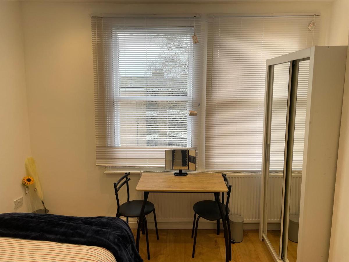 Self-Contained Flat On The 2Nd Floor You Will Share With One Other Guest, In A Family House 2 Minutes Walk From Tufnell Park Station 2Nd Floor With Stairs 런던 외부 사진