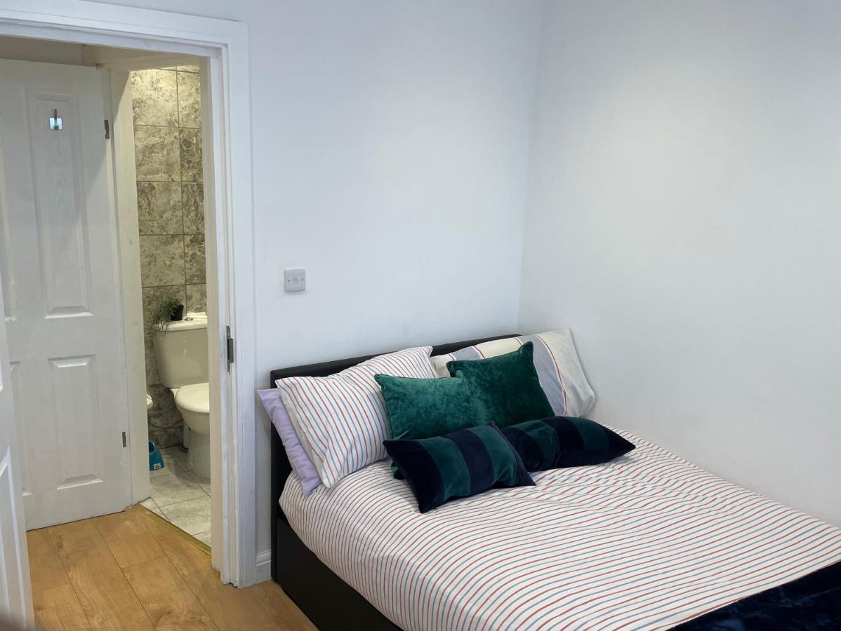 Self-Contained Flat On The 2Nd Floor You Will Share With One Other Guest, In A Family House 2 Minutes Walk From Tufnell Park Station 2Nd Floor With Stairs 런던 외부 사진