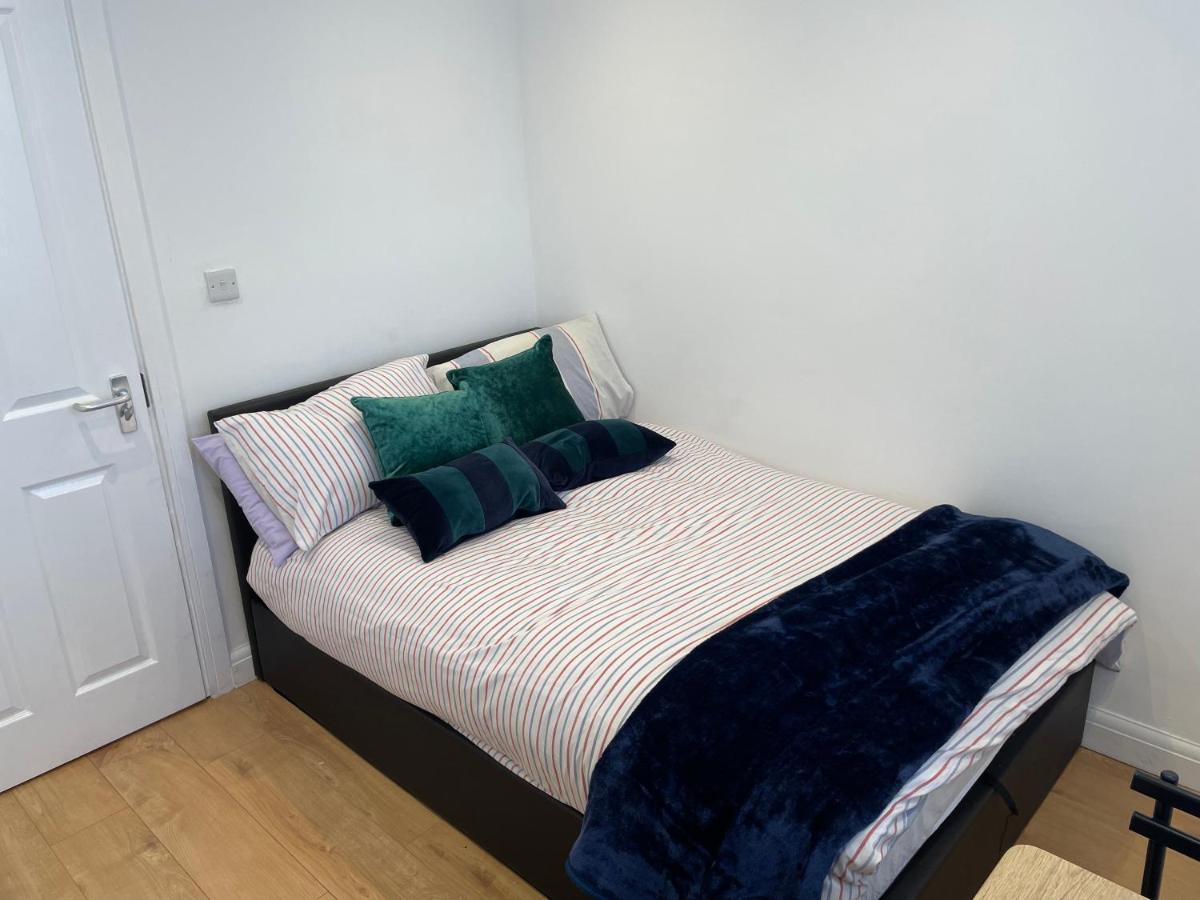 Self-Contained Flat On The 2Nd Floor You Will Share With One Other Guest, In A Family House 2 Minutes Walk From Tufnell Park Station 2Nd Floor With Stairs 런던 외부 사진