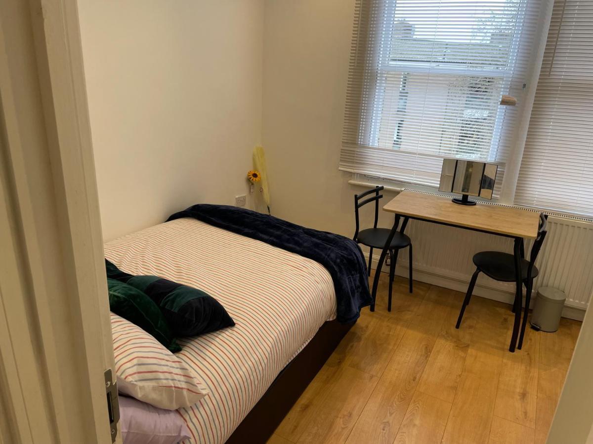Self-Contained Flat On The 2Nd Floor You Will Share With One Other Guest, In A Family House 2 Minutes Walk From Tufnell Park Station 2Nd Floor With Stairs 런던 외부 사진